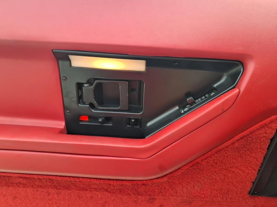 1987 Chevrolet Corvette C4 - Image 16 of 20