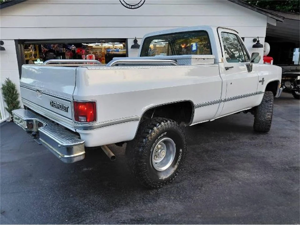 1987 Chevrolet Silverado - Image 15 of 20