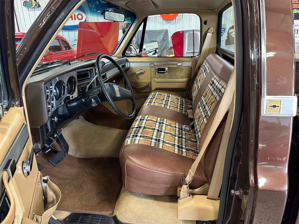 1987 Chevrolet Silverado - Image 10 of 31