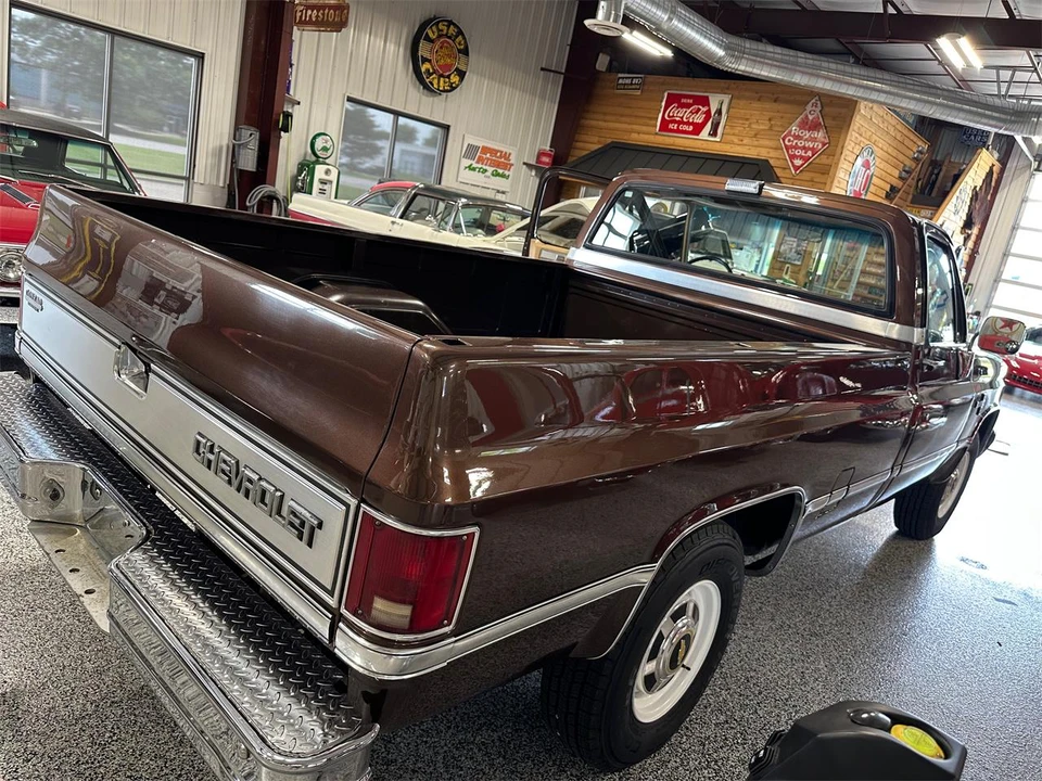 1987 Chevrolet Silverado - Image 15 of 31