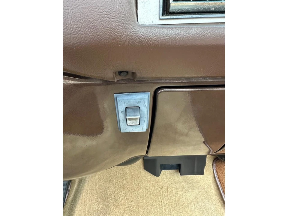 1987 Chevrolet Silverado - Image 25 of 31