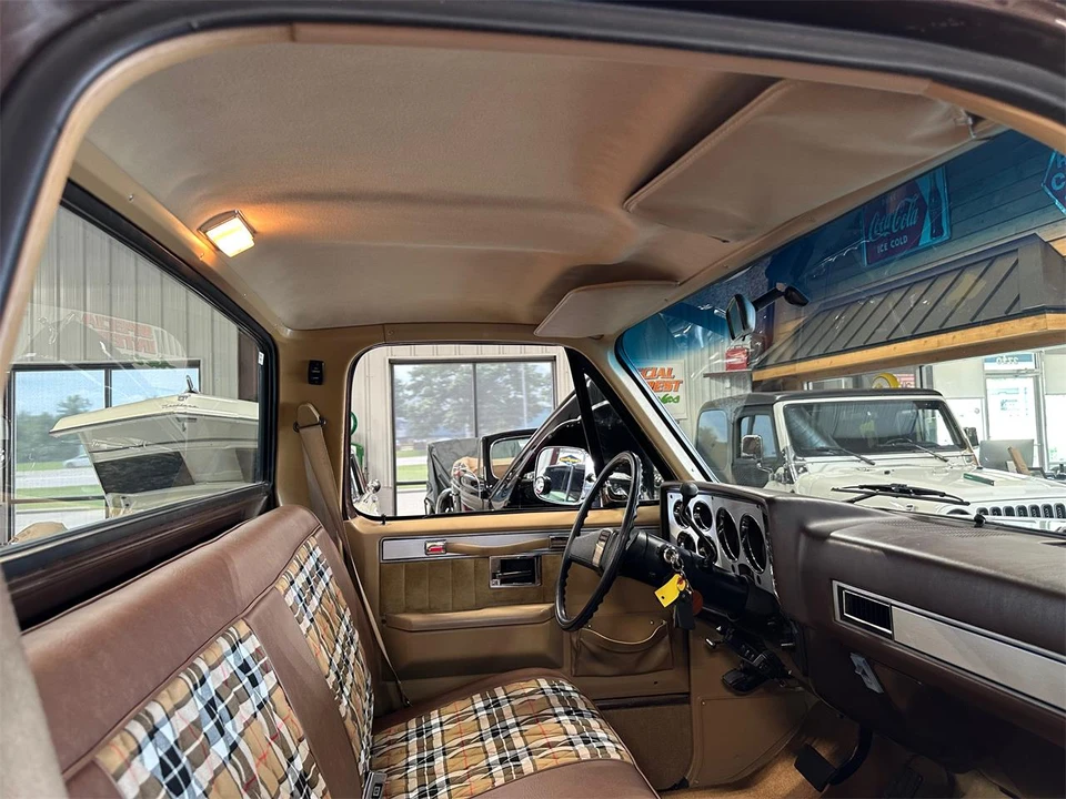 1987 Chevrolet Silverado - Image 28 of 31