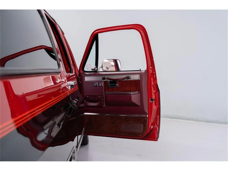 1987 Chevrolet Suburban 7th Gen - Image 10 of 31
