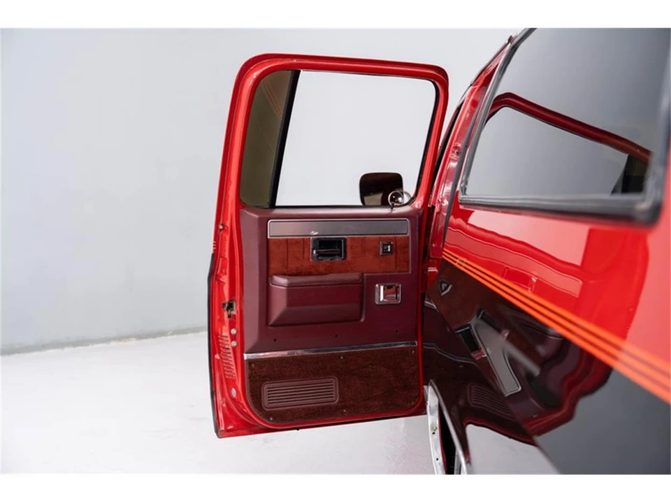 1987 Chevrolet Suburban 7th Gen - Image 11 of 31