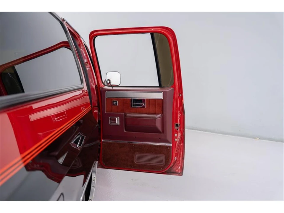 1987 Chevrolet Suburban 7th Gen - Image 12 of 31