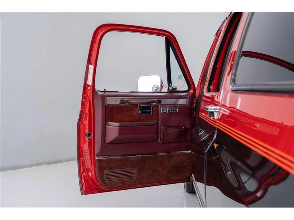 1987 Chevrolet Suburban 7th Gen - Image 9 of 31