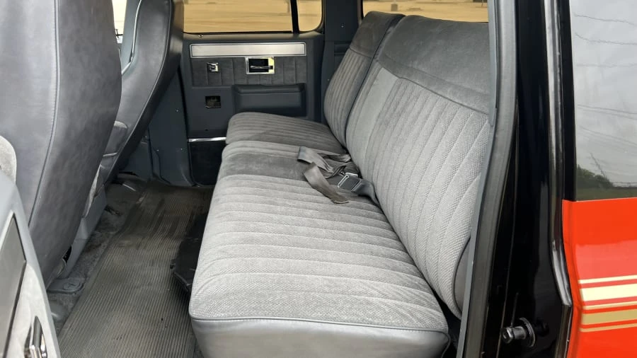 1987 Chevrolet Suburban 7th Gen - Image 15 of 31