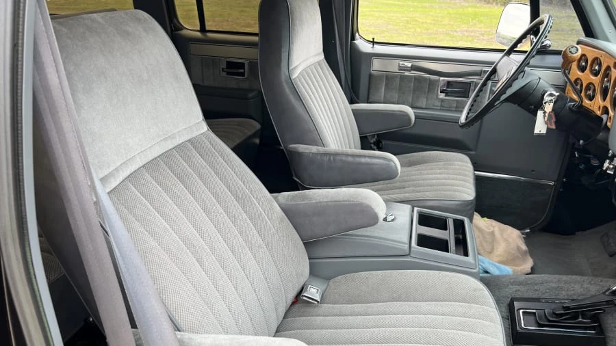 1987 Chevrolet Suburban 7th Gen - Image 16 of 31