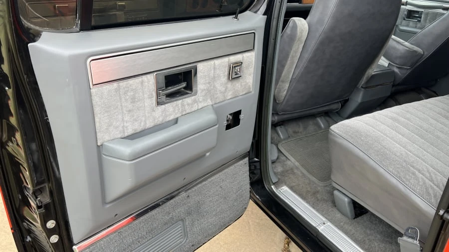 1987 Chevrolet Suburban 7th Gen - Image 17 of 31
