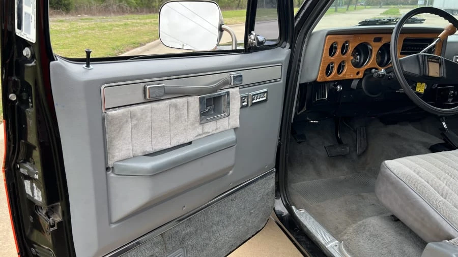 1987 Chevrolet Suburban 7th Gen - Image 18 of 31
