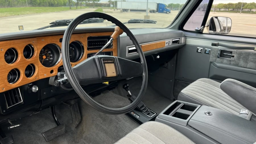 1987 Chevrolet Suburban 7th Gen - Image 19 of 31