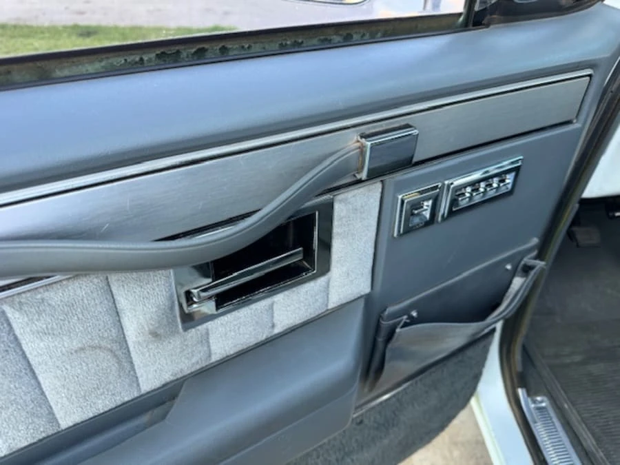 1987 Chevrolet Suburban 7th Gen - Image 9 of 31