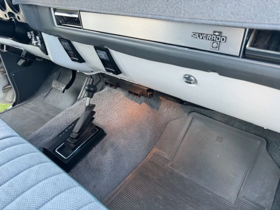 1987 Chevrolet Suburban 7th Gen - Image 20 of 31