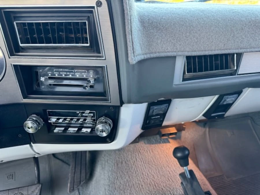 1987 Chevrolet Suburban 7th Gen - Image 10 of 31