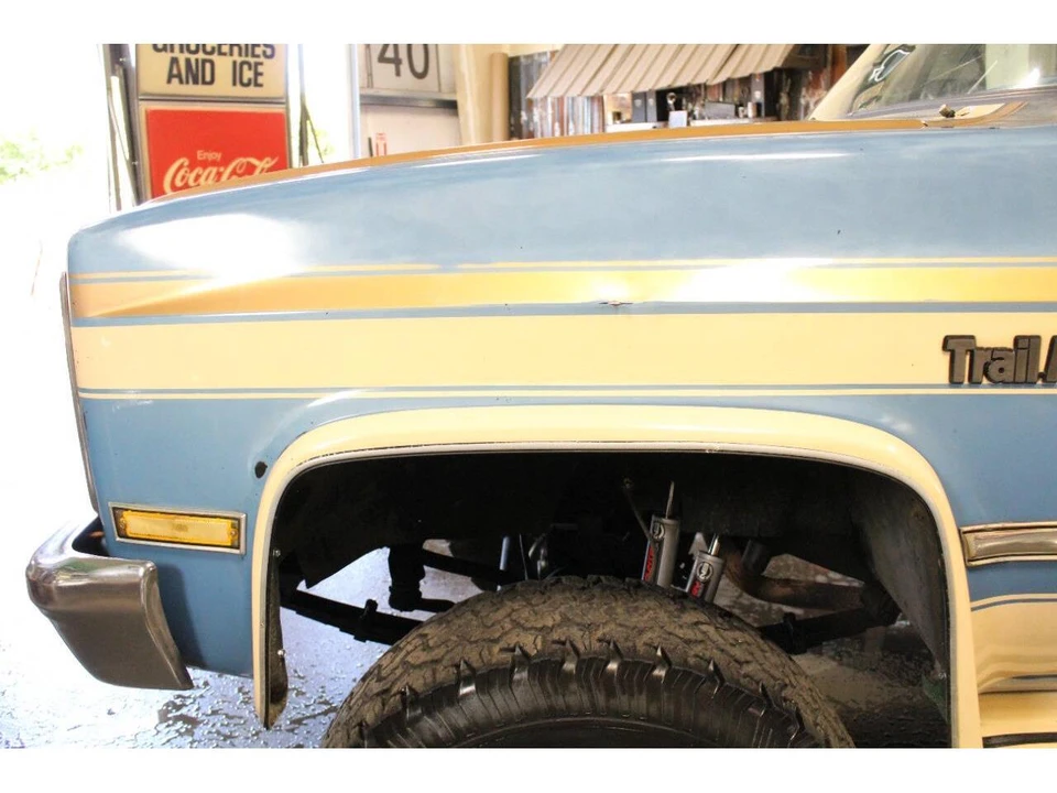 1987 Chevrolet Suburban 7th Gen - Image 25 of 31