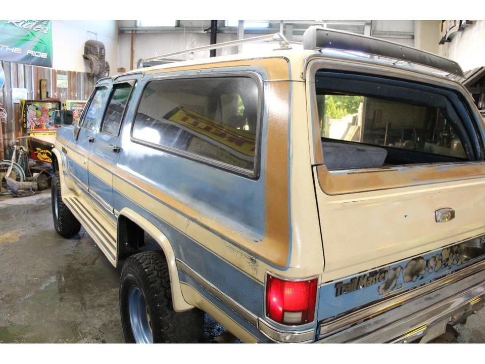 1987 Chevrolet Suburban 7th Gen - Image 17 of 31