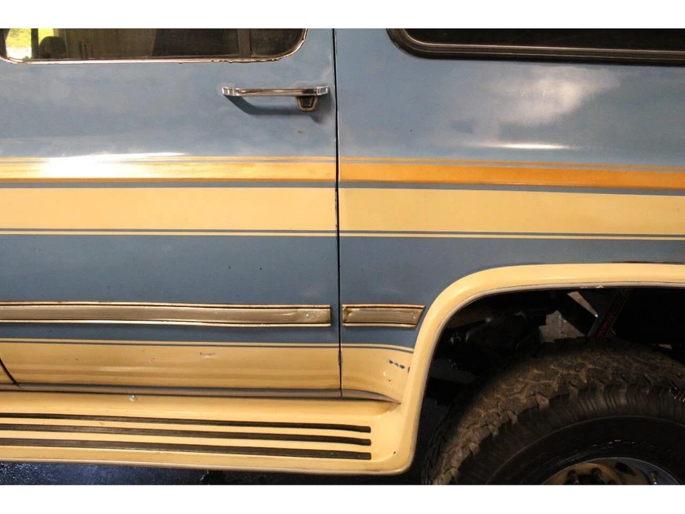 1987 Chevrolet Suburban 7th Gen - Image 27 of 31