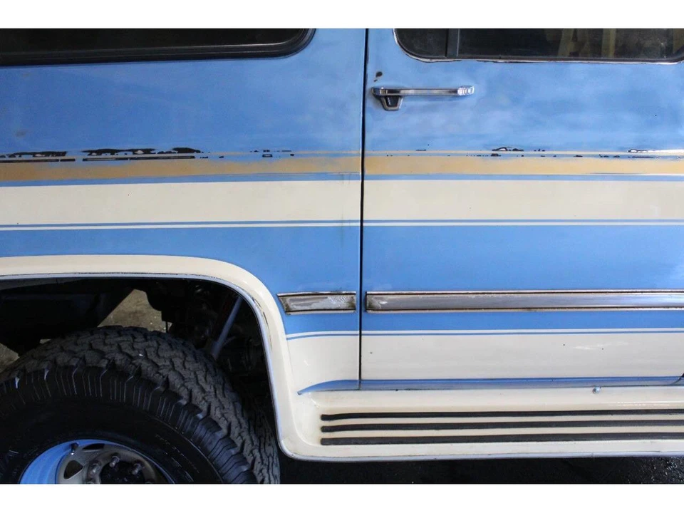 1987 Chevrolet Suburban 7th Gen - Image 23 of 31