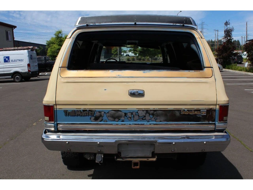 1987 Chevrolet Suburban 7th Gen - Image 9 of 31