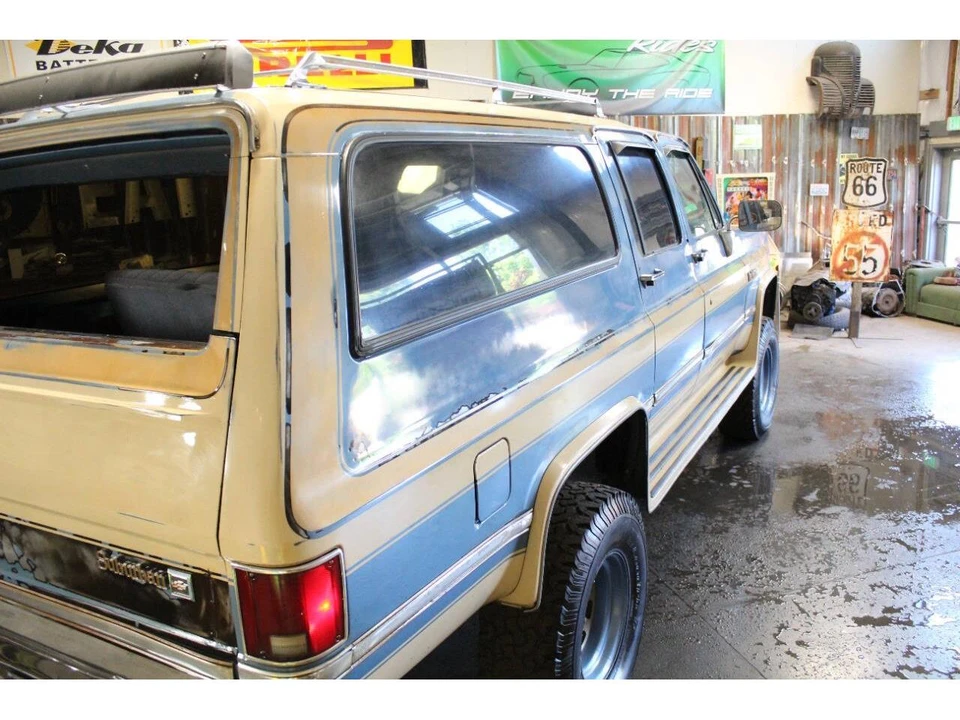1987 Chevrolet Suburban 7th Gen - Image 15 of 31