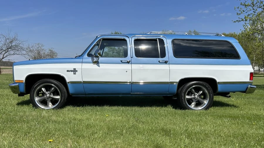 1987 Chevrolet Suburban 7th Gen - Image 2 of 11