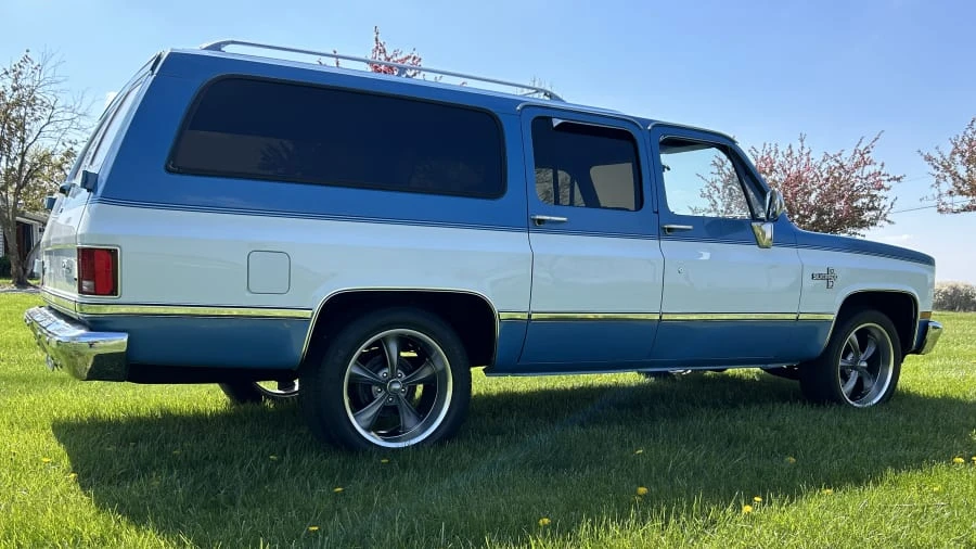 1987 Chevrolet Suburban 7th Gen - Image 4 of 11