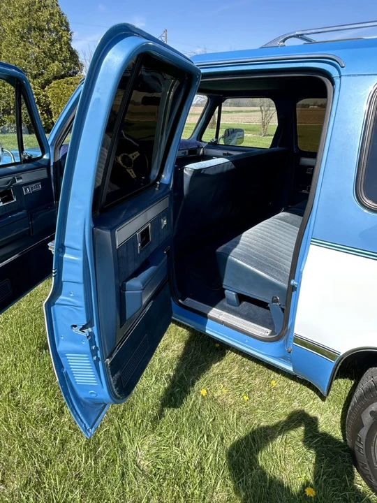 1987 Chevrolet Suburban 7th Gen - Image 9 of 11