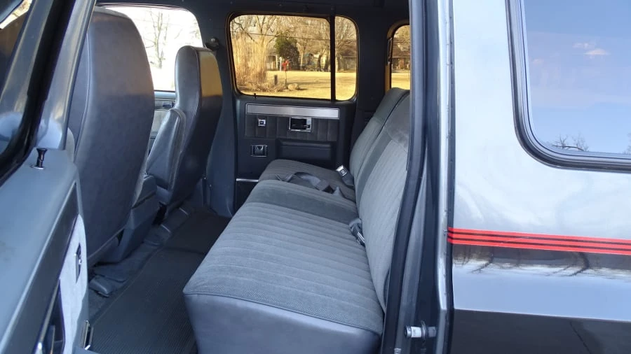 1987 Chevrolet Suburban 7th Gen - Image 5 of 11