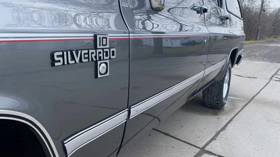 1987 Chevrolet Suburban 7th Gen - Image 8 of 15