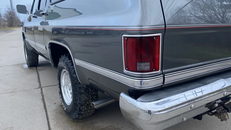 1987 Chevrolet Suburban 7th Gen - Image 9 of 15