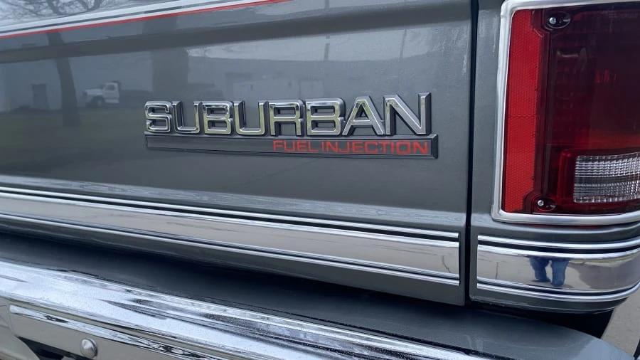 1987 Chevrolet Suburban 7th Gen - Image 10 of 15