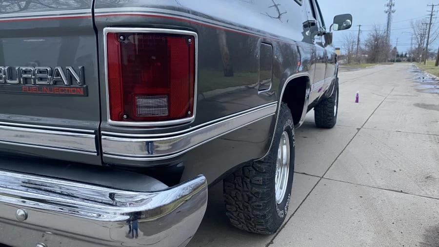 1987 Chevrolet Suburban 7th Gen - Image 11 of 15
