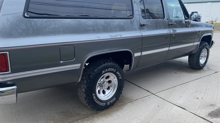 1987 Chevrolet Suburban 7th Gen - Image 2 of 15
