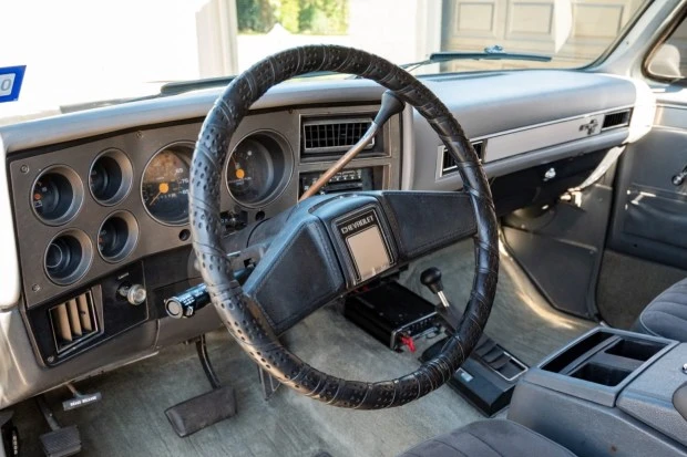 1987 Chevrolet Suburban 7th Gen - Image 5 of 8