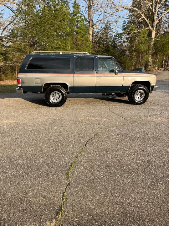 1987 Chevrolet Suburban 7th Gen - Image 9 of 20
