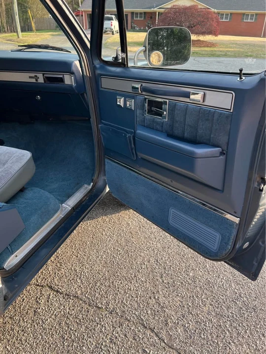 1987 Chevrolet Suburban 7th Gen - Image 17 of 20