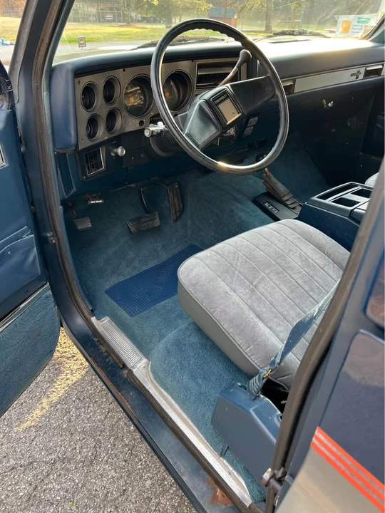 1987 Chevrolet Suburban 7th Gen - Image 18 of 20