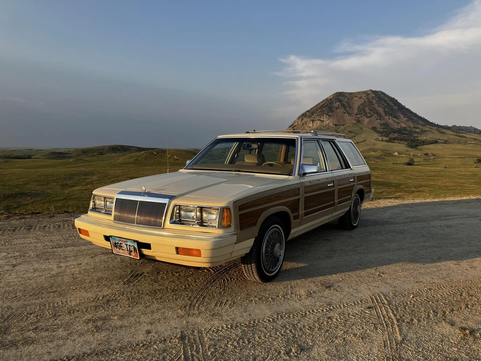1987 Chrysler Town & Country - Image 2 of 31