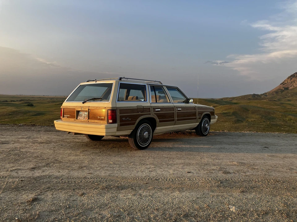 1987 Chrysler Town & Country - Image 10 of 31
