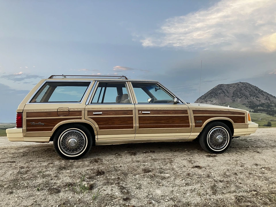 1987 Chrysler Town & Country - Image 8 of 31