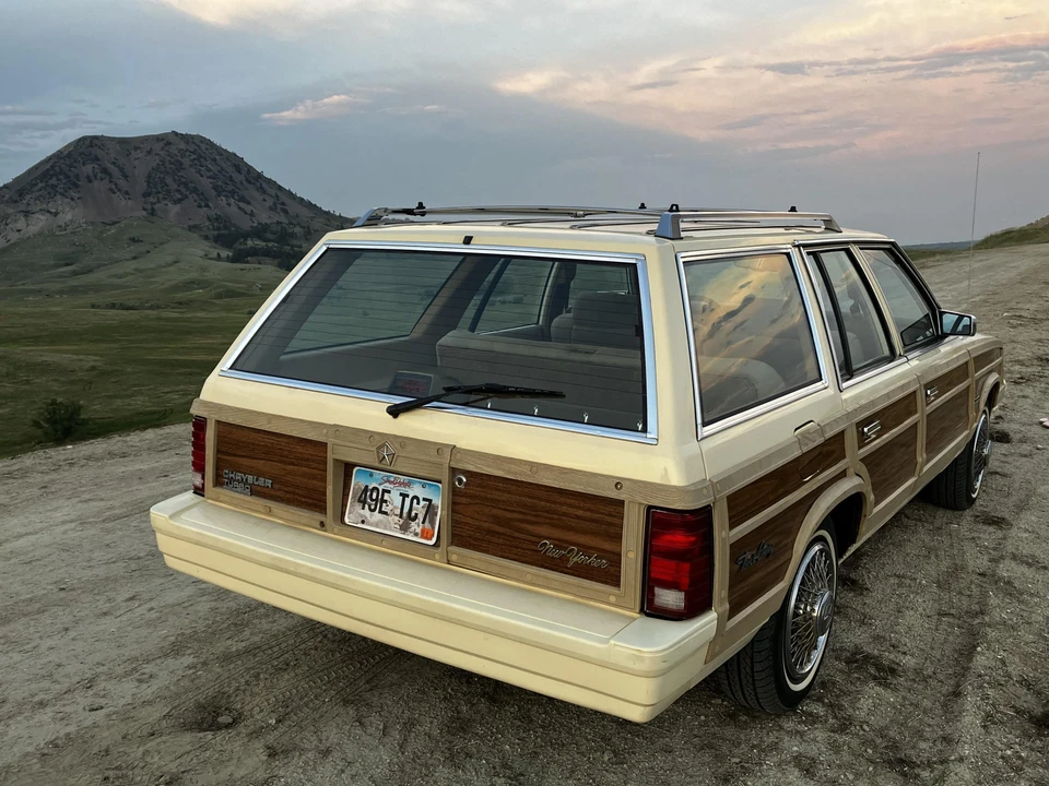 1987 Chrysler Town & Country - Image 11 of 31