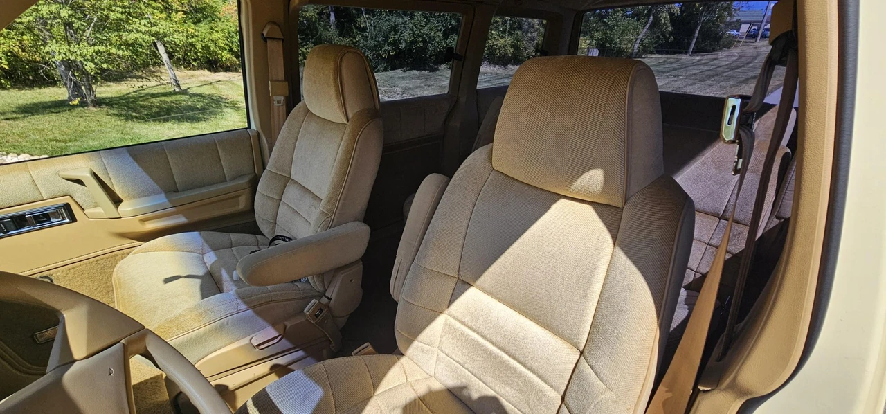 1987 Dodge Caravan - Image 28 of 31