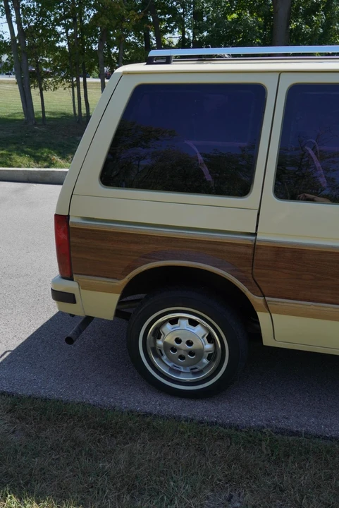 1987 Dodge Caravan - Image 24 of 31