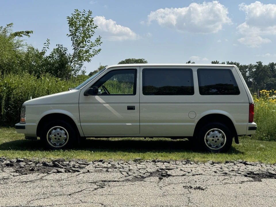 1987 Dodge Caravan - Image 7 of 31