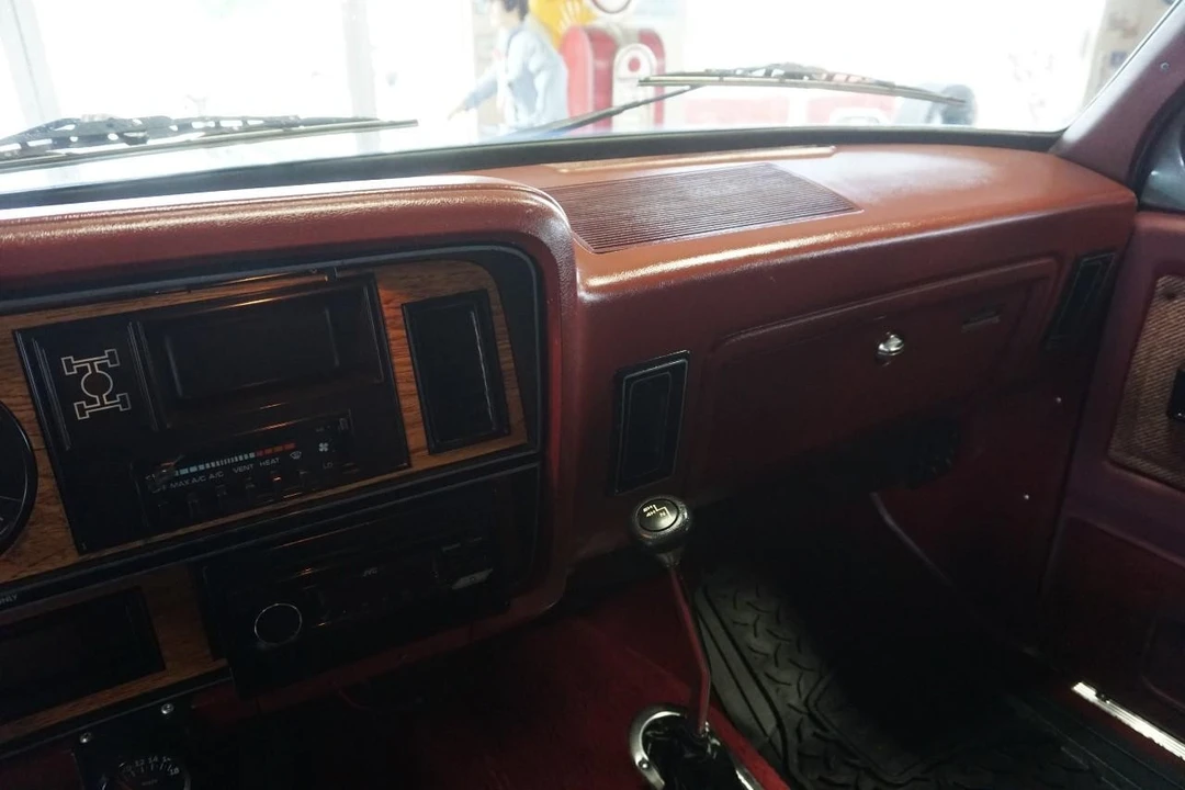 1987 Dodge Ramcharger - Image 27 of 31
