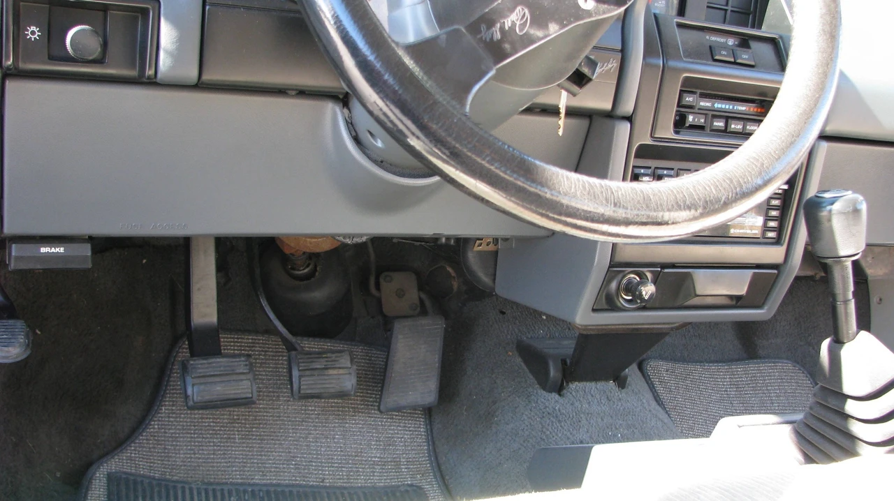 1987 Dodge Shelby CSX - Image 27 of 31