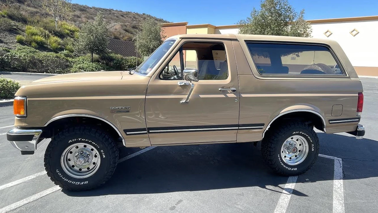 1987 Ford Bronco 4th Gen - Image 2 of 13