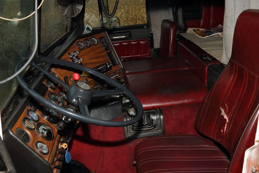 1987 Freightliner - Image 24 of 31
