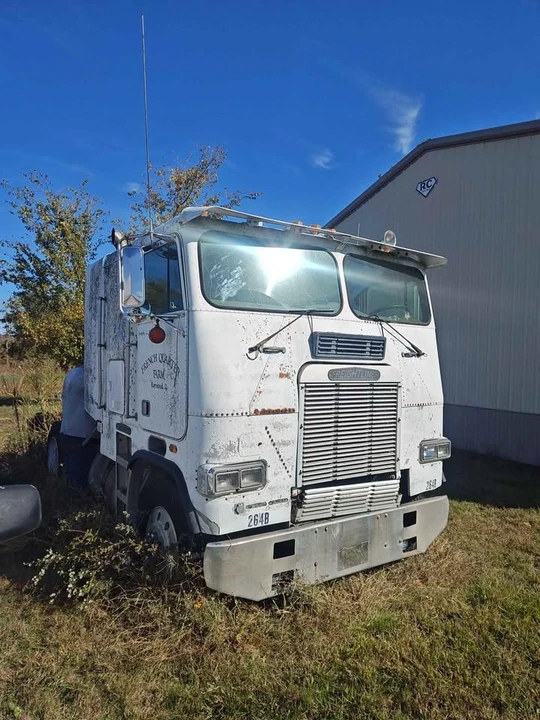 1987 Freightliner - Image 2 of 15