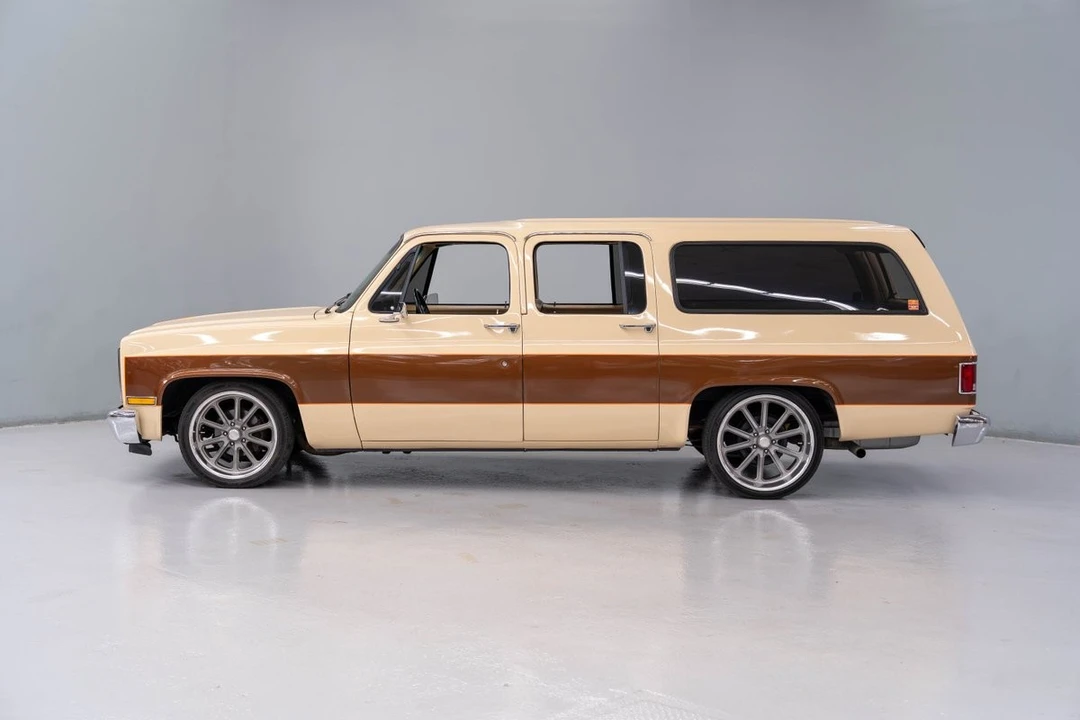 1987 GMC Suburban 7th Gen - Image 3 of 31